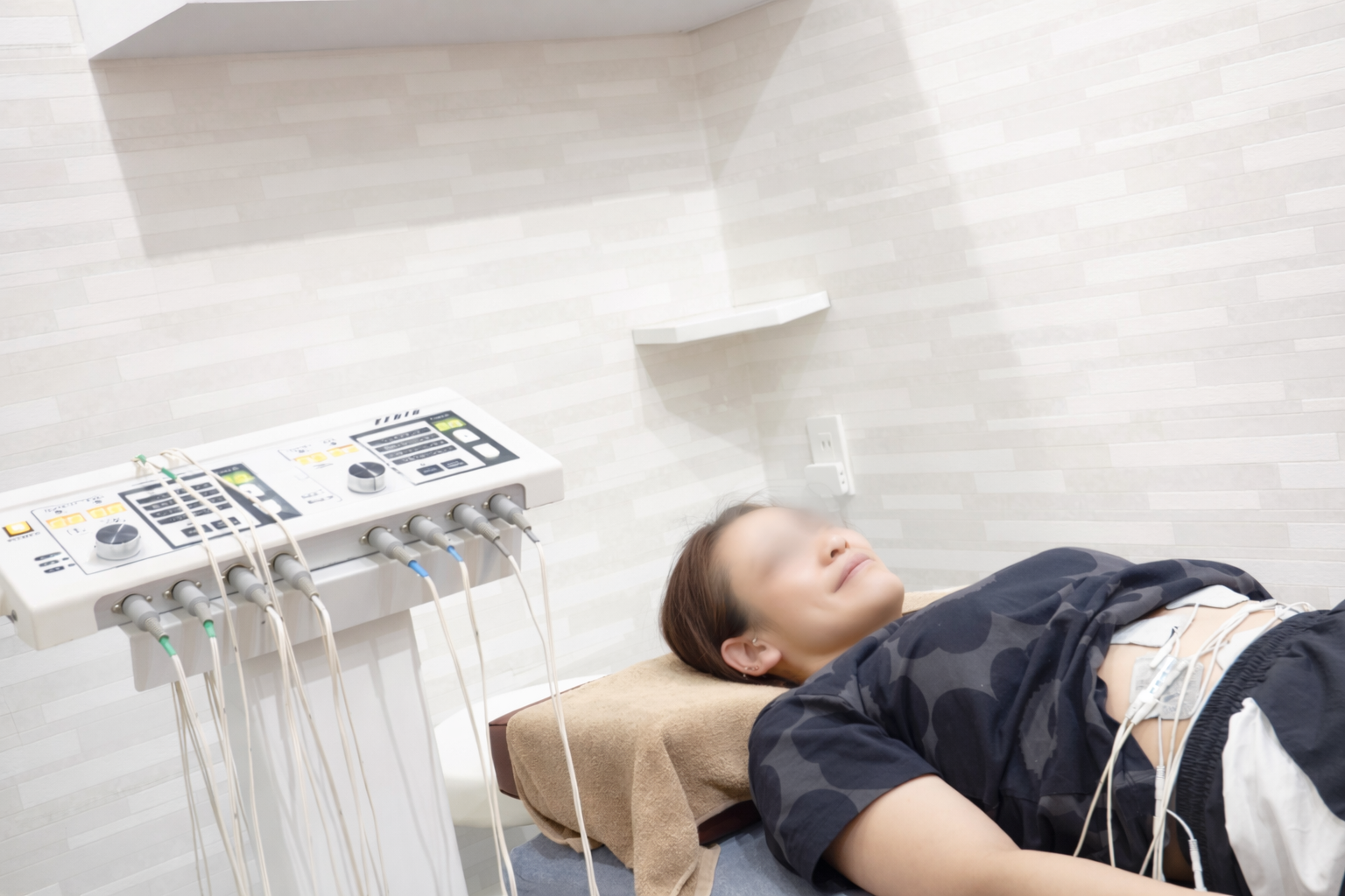 アクル整骨院 | 産後骨盤矯正 - EMS施術風景