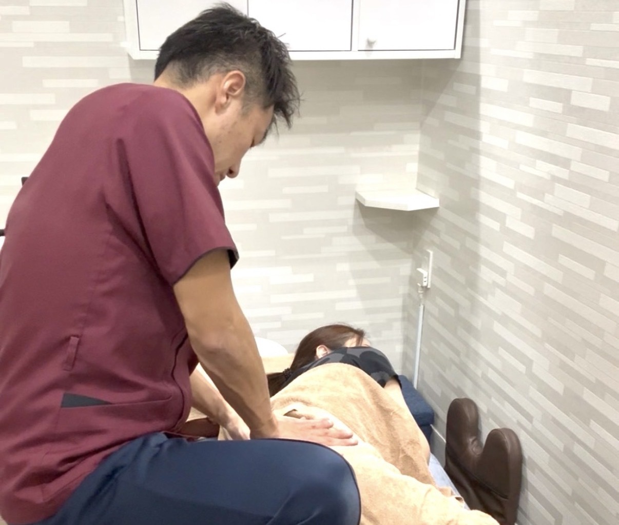 アクル整骨院 | 産後骨盤矯正 - 骨盤矯正施術風景 (1)